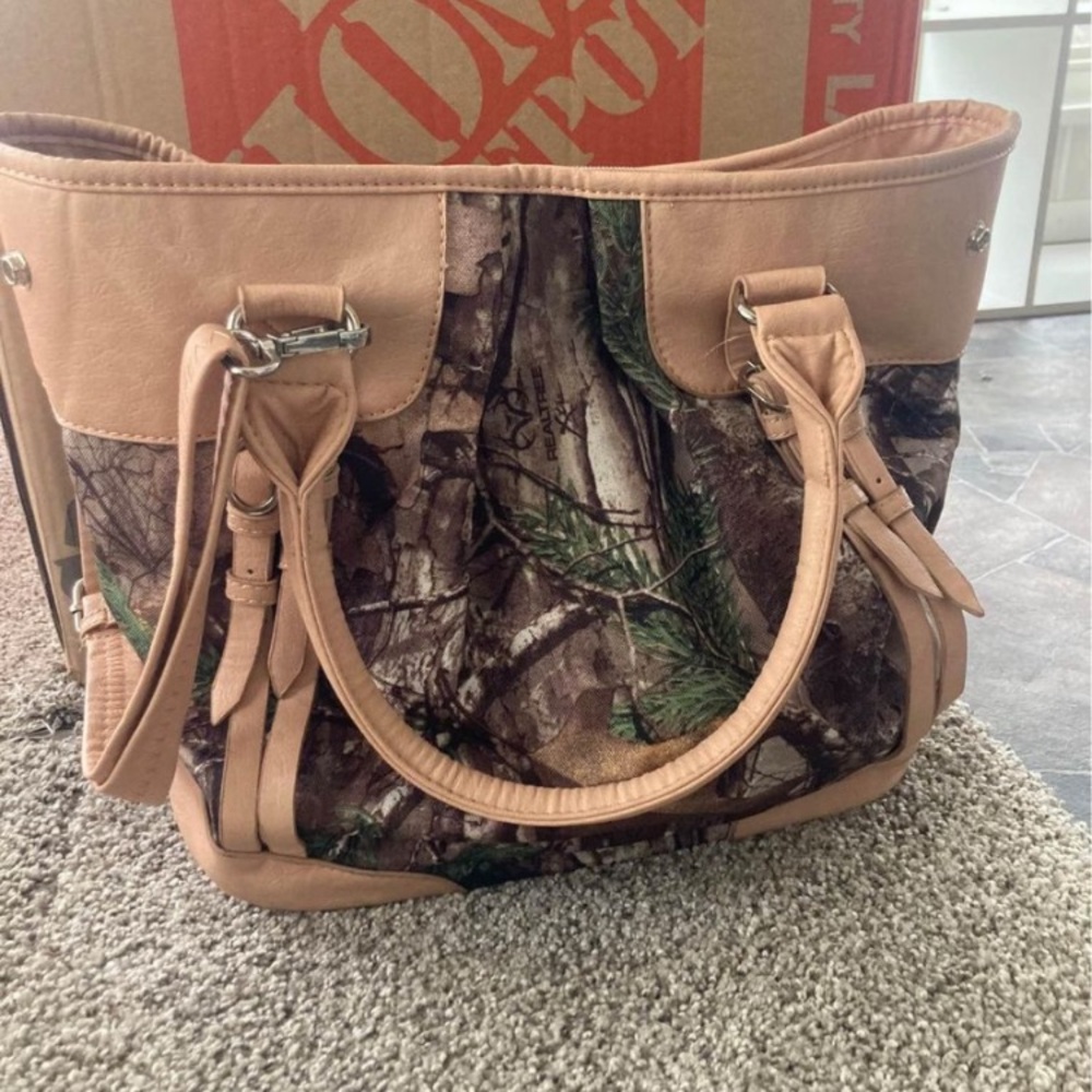 Pink camo satchel purse never worn in perfect condition
